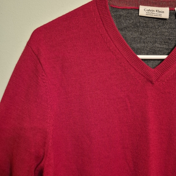 Calvin Klein Men's Quiet Luxury Red Merino Wool Knit Sweater Size Small - Picture 2 of 4